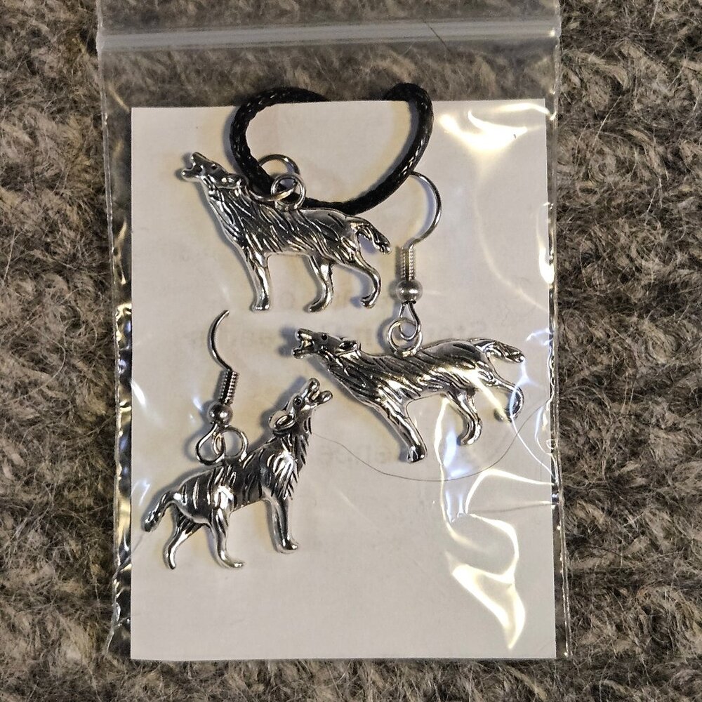 Lovely, 3-d, wild, howling wolves with fur markings, pendant & earrings, new